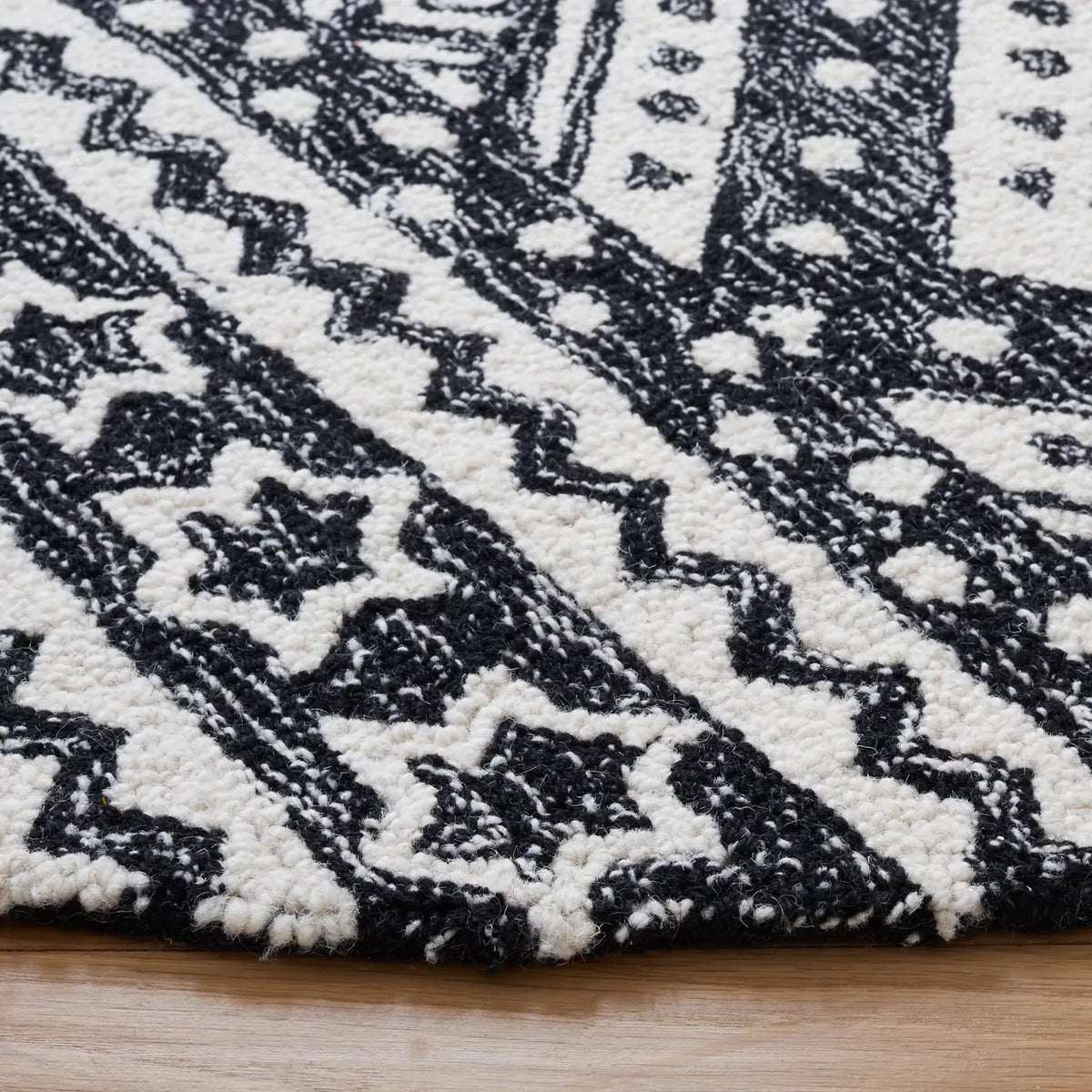 Safavieh Micro-Loop 5'-0" x 5'-0" Rug in Black / Ivory