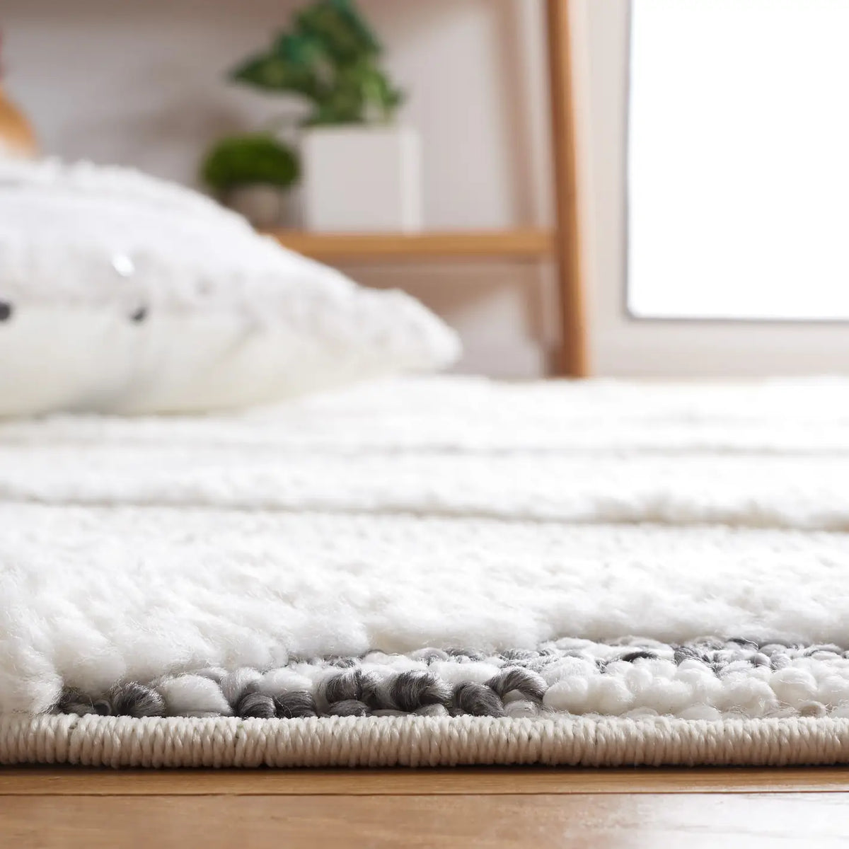 Safavieh Moroccan Tassel Shag 4'-0" x 6'-0" Rug in Beige / Grey
