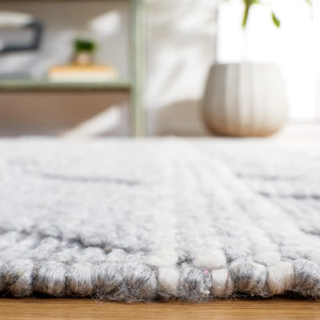 Safavieh Natura 5'-0" x 8'-0" Rug in Silver