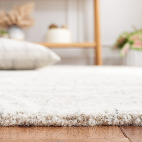 Safavieh Metro 4'-0" x 6'-0" Rug in Beige / Ivory