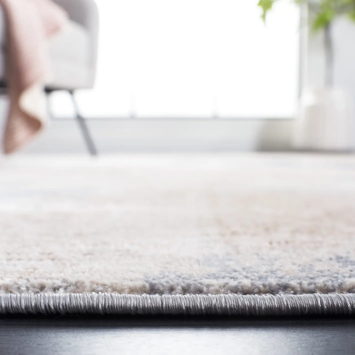 Safavieh Vogue 4'-0" x 6'-0" Rug in Beige / Blue