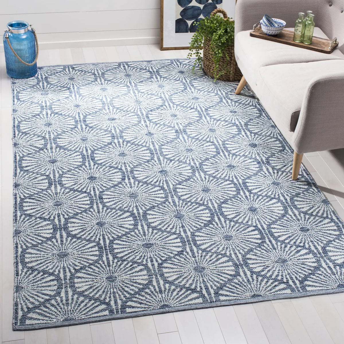 Safavieh Montauk 5'-0" x 8'-0" Rug in Navy / Ivory