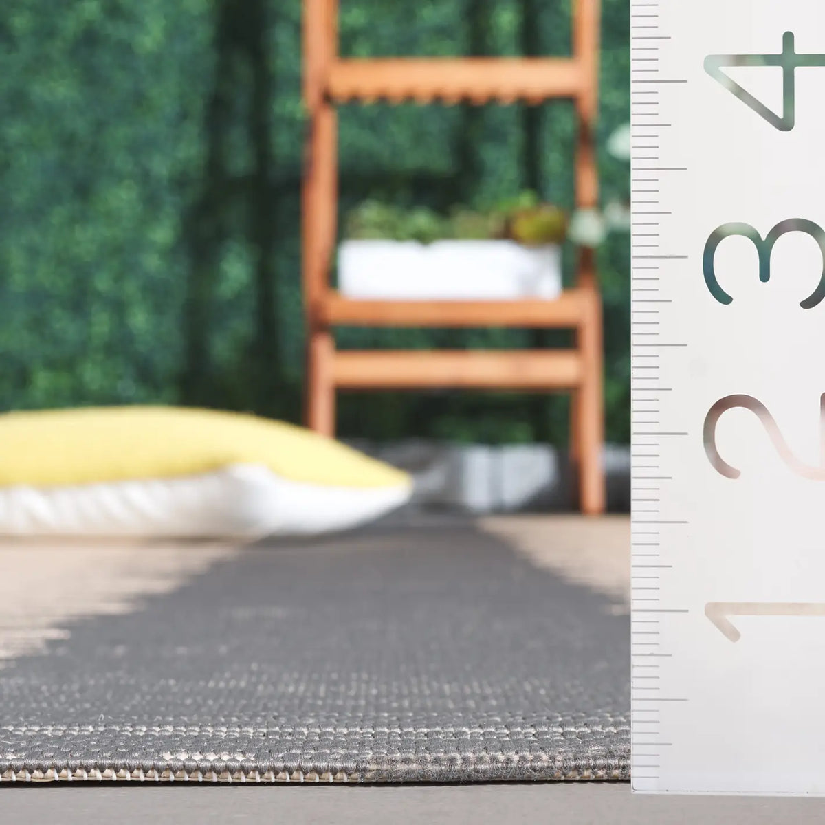 Safavieh Courtyard 5'-3" x 7'-7" Rug in Beige / Anthracite