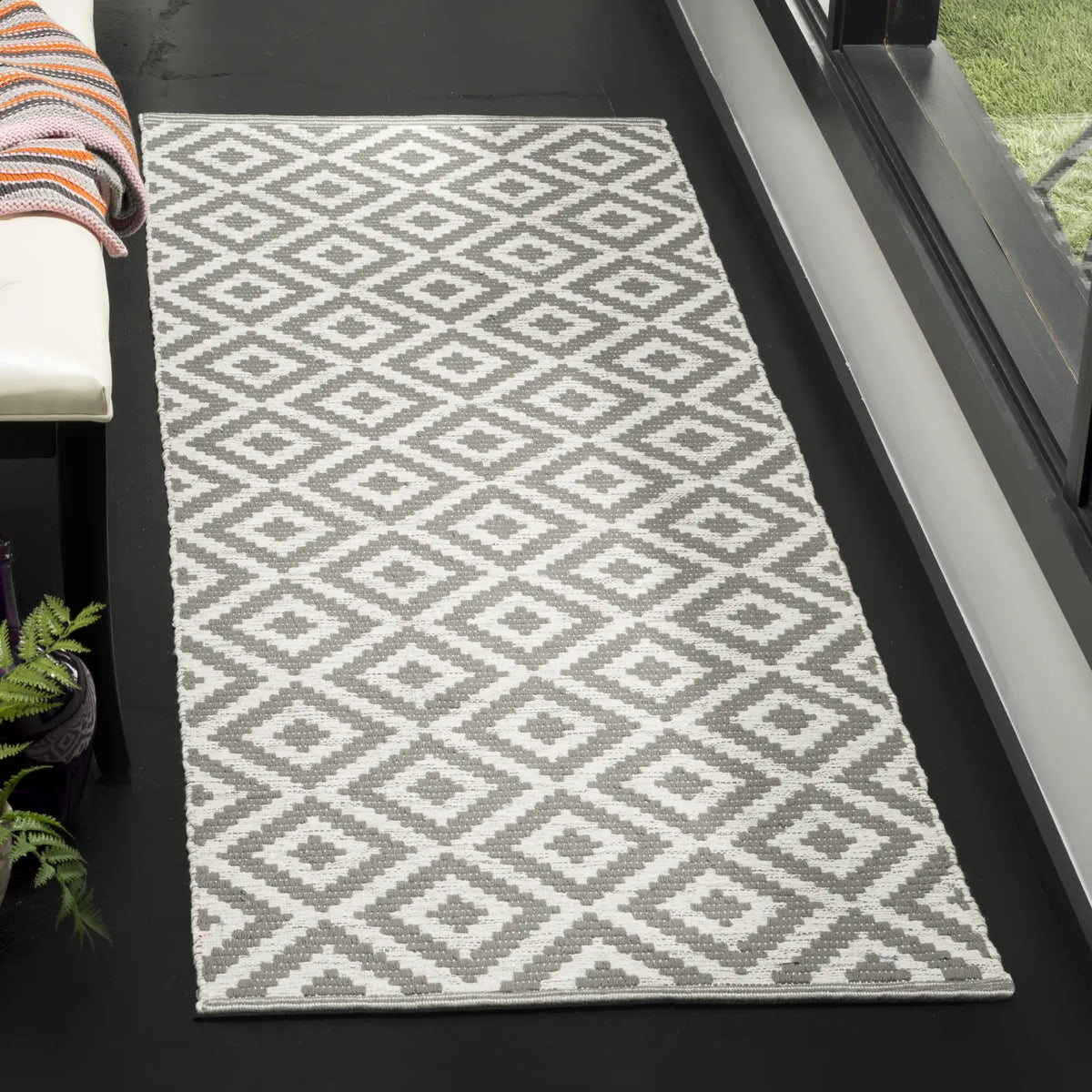 Safavieh Montauk 2'-3" x 7'-0" Rug in Grey / Ivory