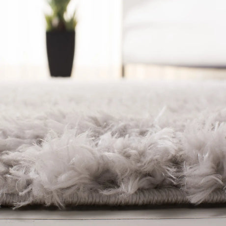 Safavieh Madrid Shag 200 5'-3" x 7'-6" Rug in Silver
