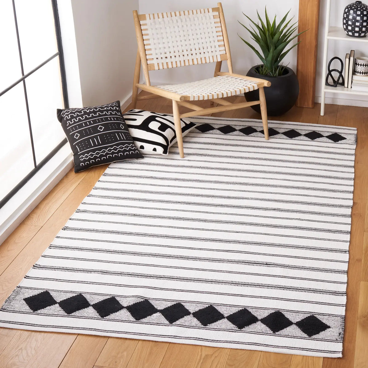 Safavieh Montauk 4'-0" x 6'-0" Rug in Black / Ivory