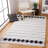 Safavieh Montauk 4'-0" x 6'-0" Rug in Black / Ivory