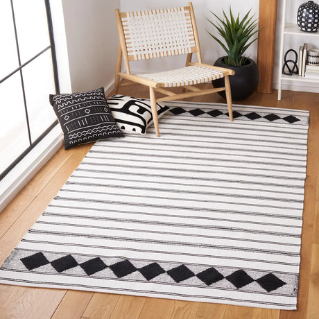 Safavieh Montauk 4'-0" x 6'-0" Rug in Black / Ivory