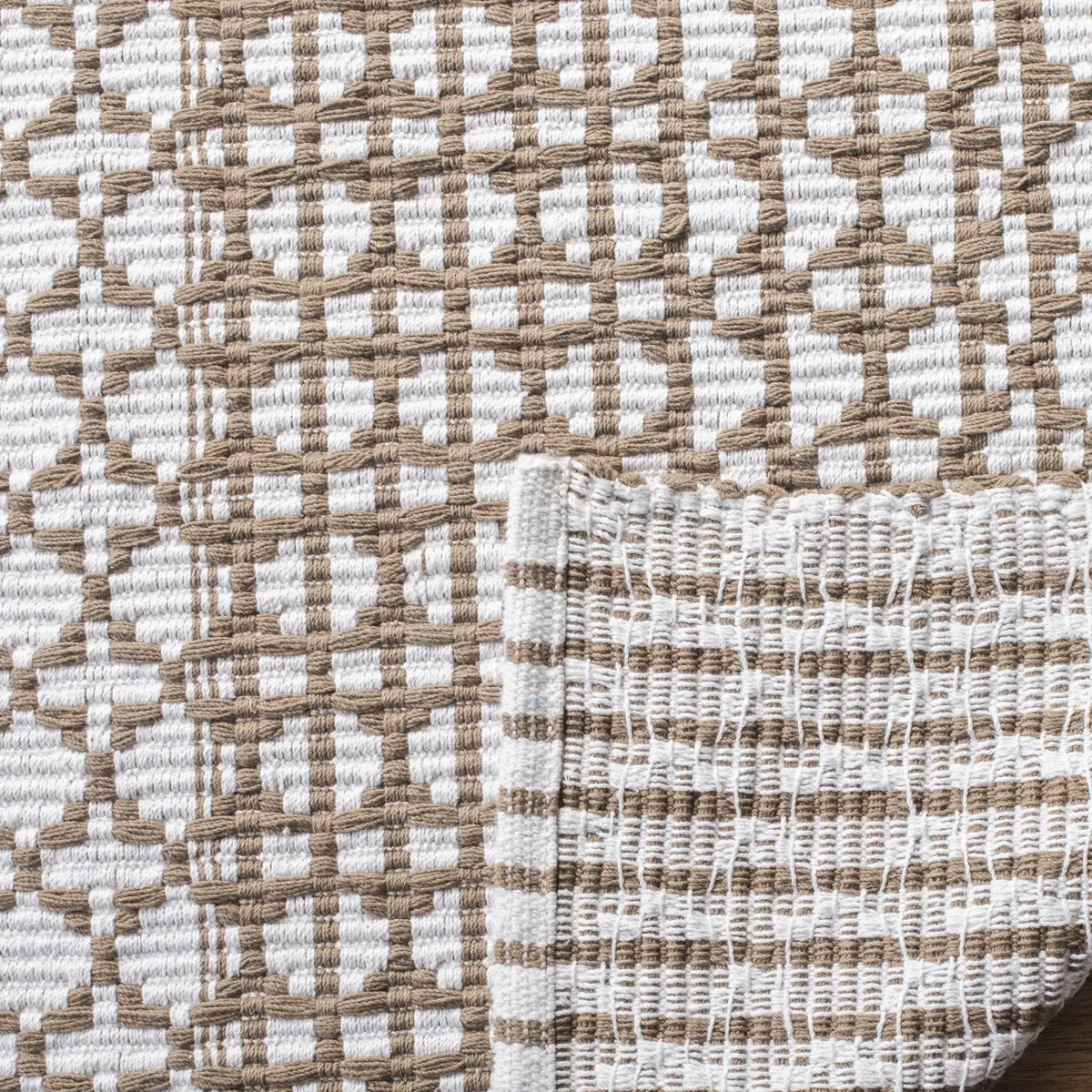 Safavieh Montauk 5'-0" x 8'-0" Rug in Taupe / Ivory