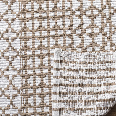 Safavieh Montauk 5'-0" x 8'-0" Rug in Taupe / Ivory