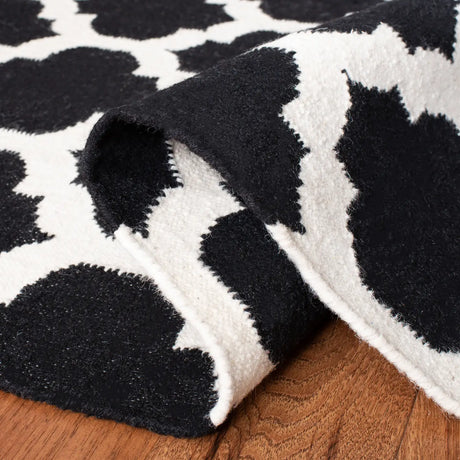 Safavieh Dhurries 4'-0" x 6'-0" Rug in Black / Ivory