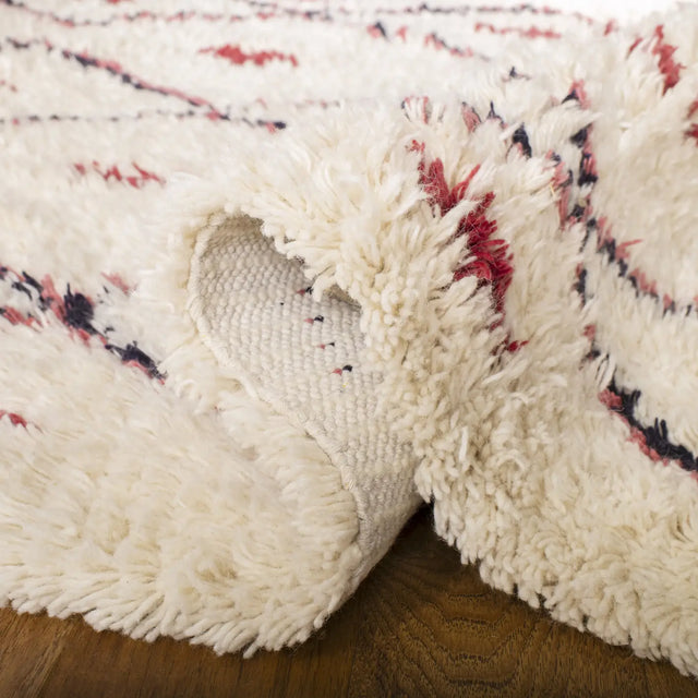 Safavieh Casablanca 5'-0" x 8'-0" Rug in Ivory / Fuchsia