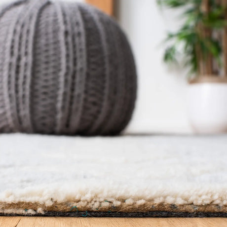 Safavieh Sahara 4'-0" x 6'-0" Rug in Grey / Charcoal