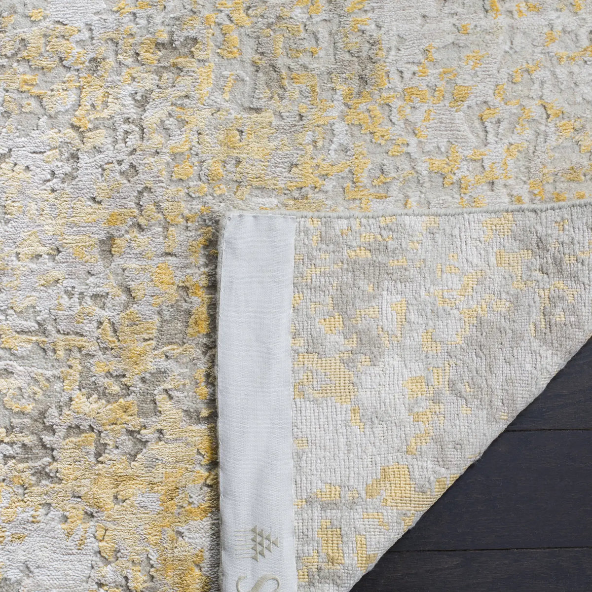Safavieh Tiffany 6'-0" x 9'-0" Rug in Beige / Grey