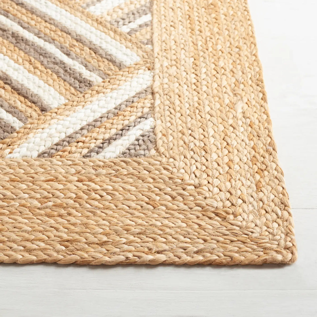 Safavieh Natural Fiber 4'-0" x 6'-0" Rug in Natural / Grey