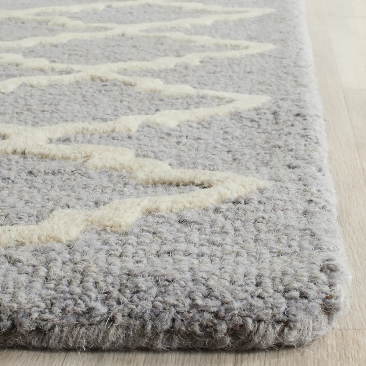 Safavieh Cambridge 4'-0" x 6'-0" Rug in Silver / Ivory