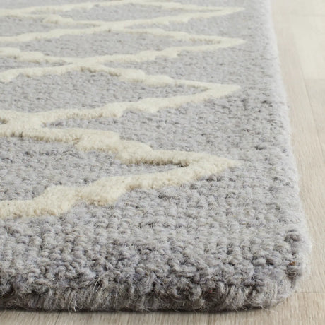 Safavieh Cambridge 4'-0" x 6'-0" Rug in Silver / Ivory