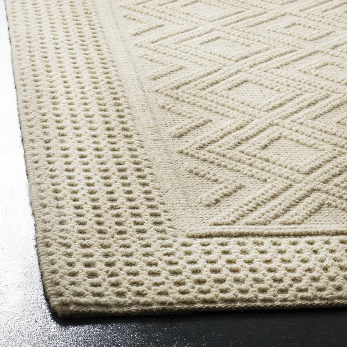 Safavieh Vermont 4'-0" x 6'-0" Rug in Ivory