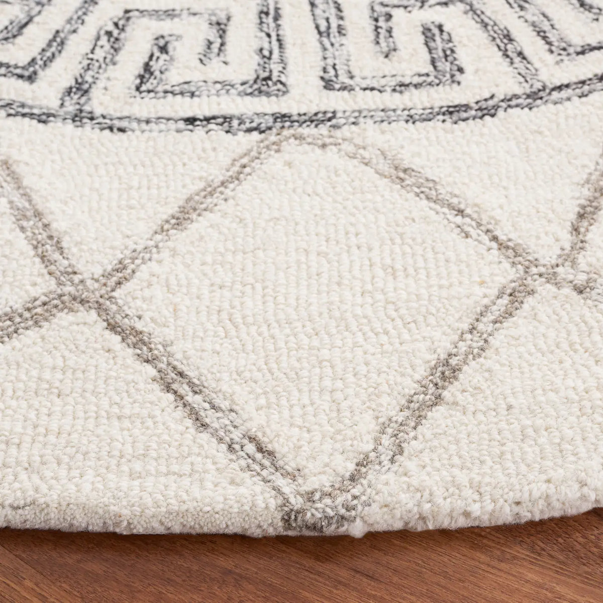 Safavieh Casablanca 6'-0" x 6'-0" Rug in Ivory / Black