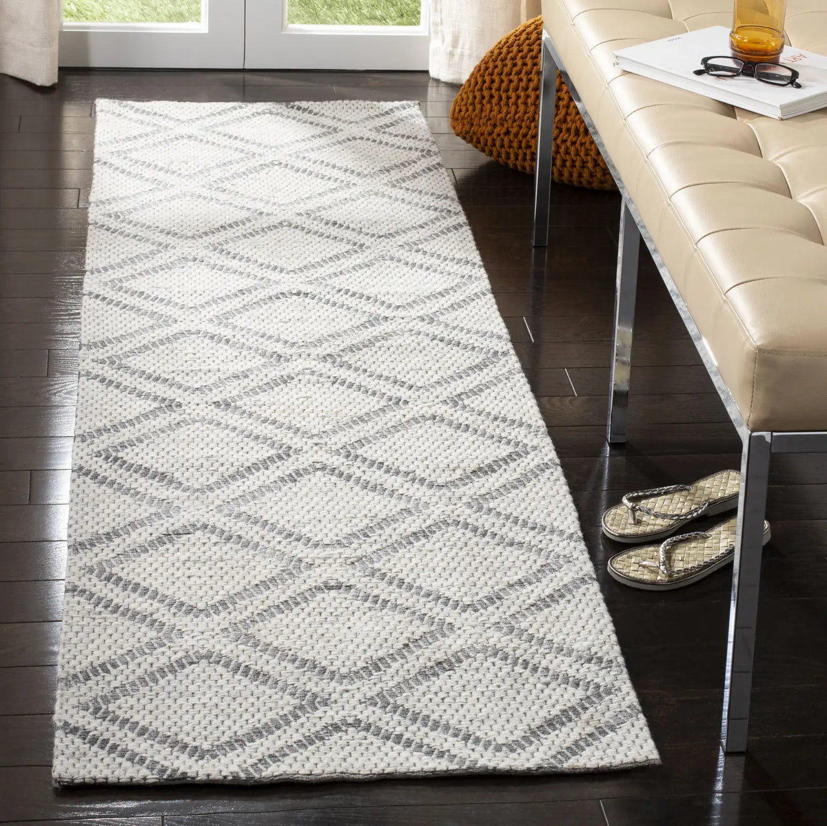 Safavieh Micro-Loop 2'-6" x 4'-0" Rug in Silver / Dark Grey