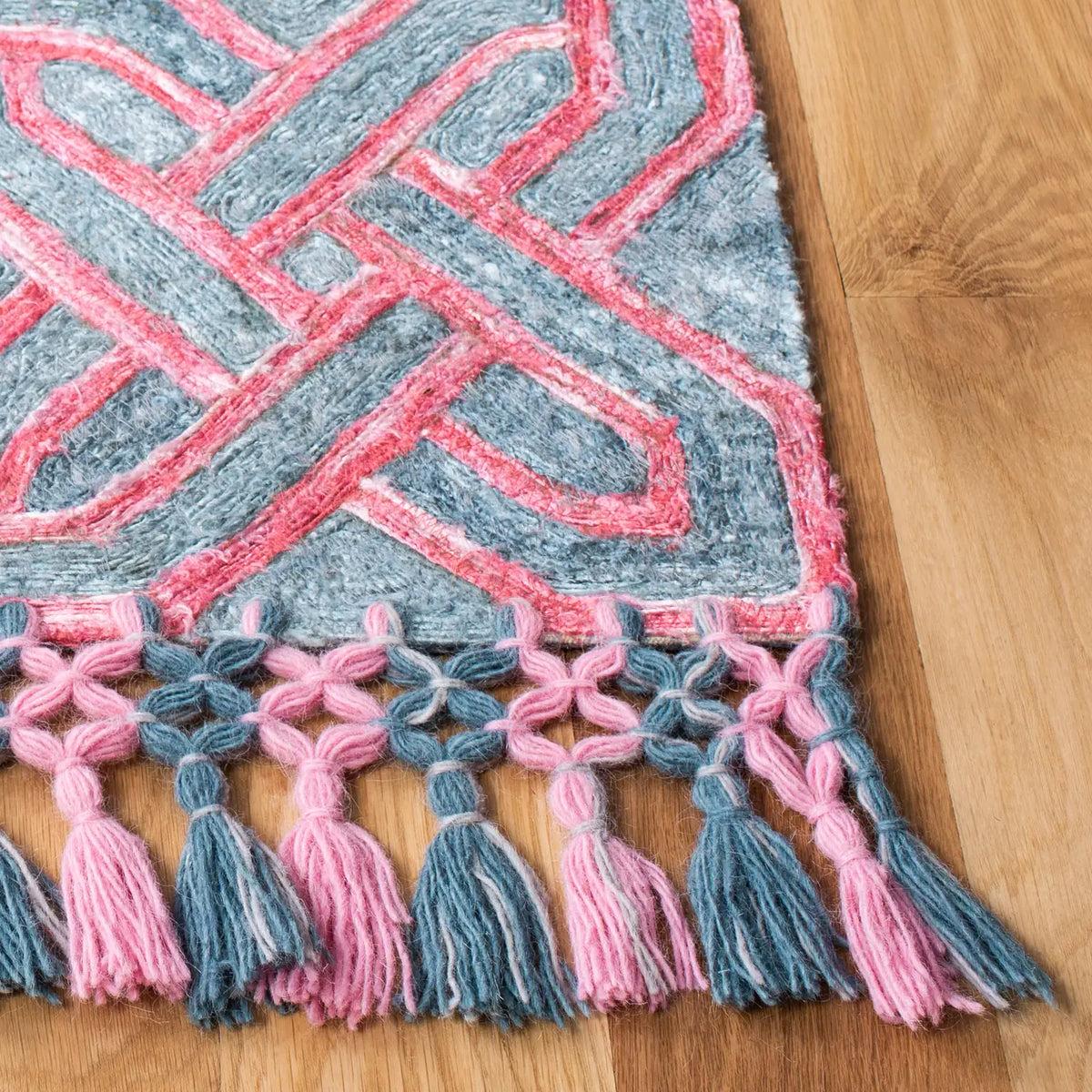 Safavieh Sahara 4'-0" x 6'-0" Rug in Pink / Grey