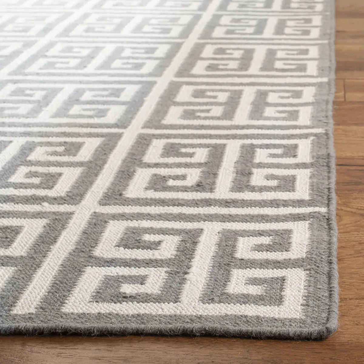Safavieh Dhurries 5'-0" x 8'-0" Rug in Grey / Ivory