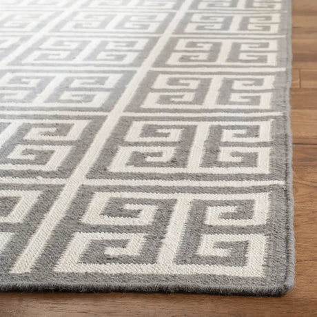Safavieh Dhurries 5'-0" x 8'-0" Rug in Grey / Ivory