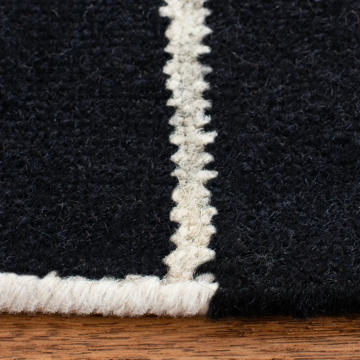 Safavieh Dhurries 6'-0" x 6'-0" Rug in Black / Ivory