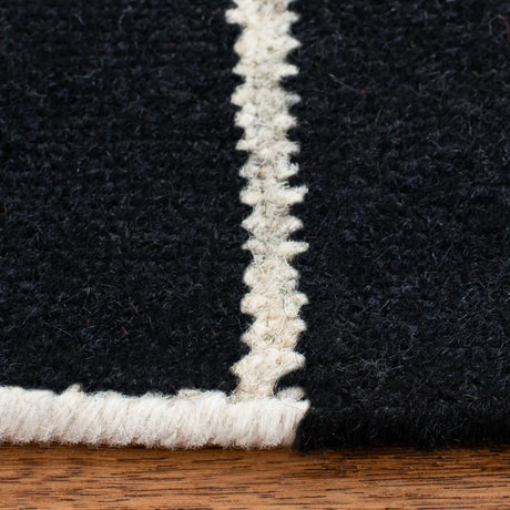 Safavieh Dhurries 6'-0" x 6'-0" Rug in Black / Ivory