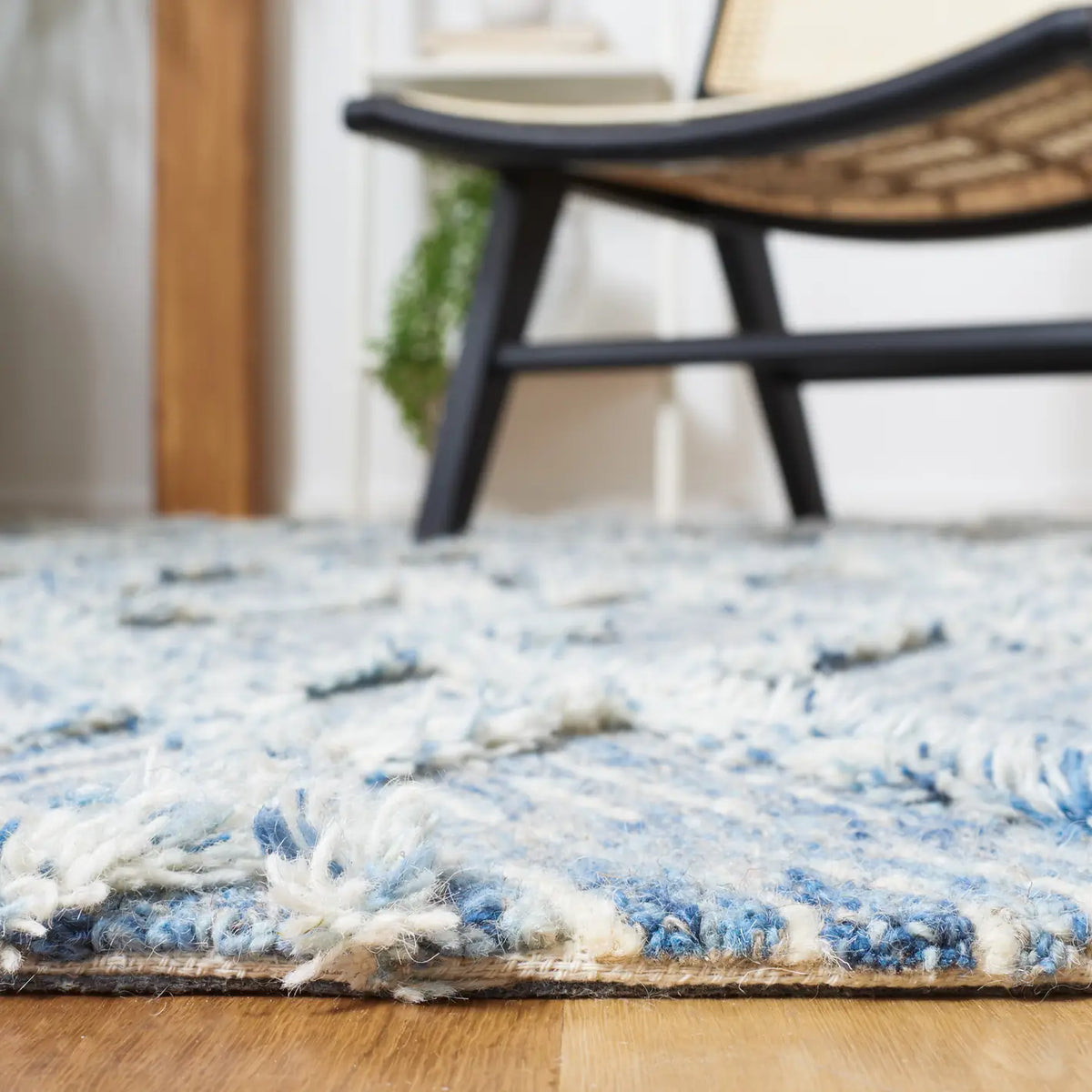 Safavieh Kenya 4'-0" x 6'-0" Rug in Blue / Ivory