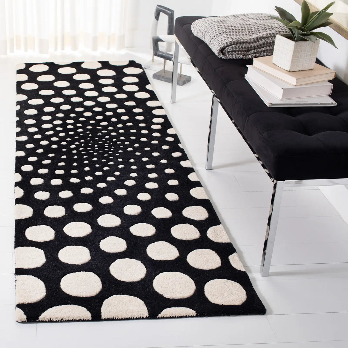 Safavieh Soho 2'-6" x 8'-0" Rug in Black / Ivory