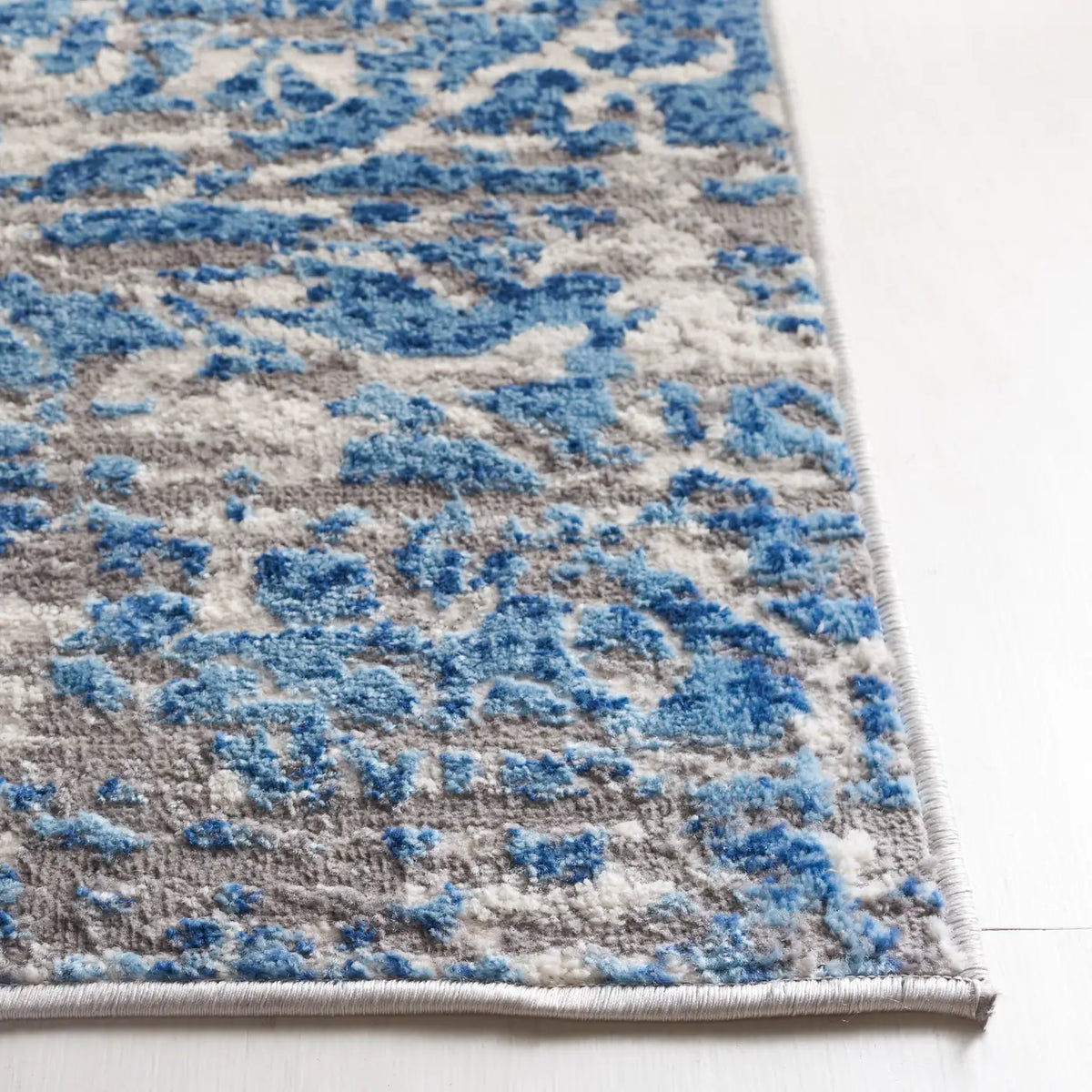 Safavieh Shivan 100 4'-0" x 6'-0" Rug in Blue / Ivory