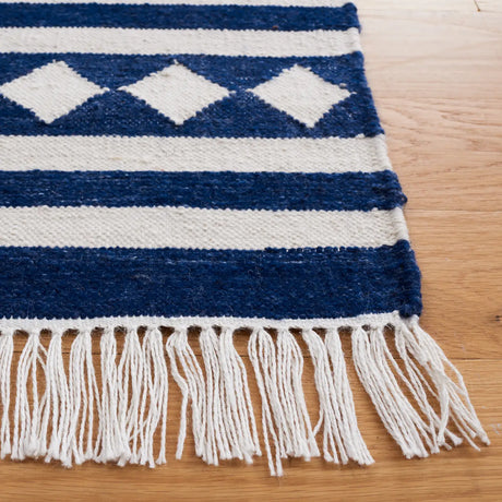 Safavieh Kilim 4'-0" x 6'-0" Rug in Navy / Ivory
