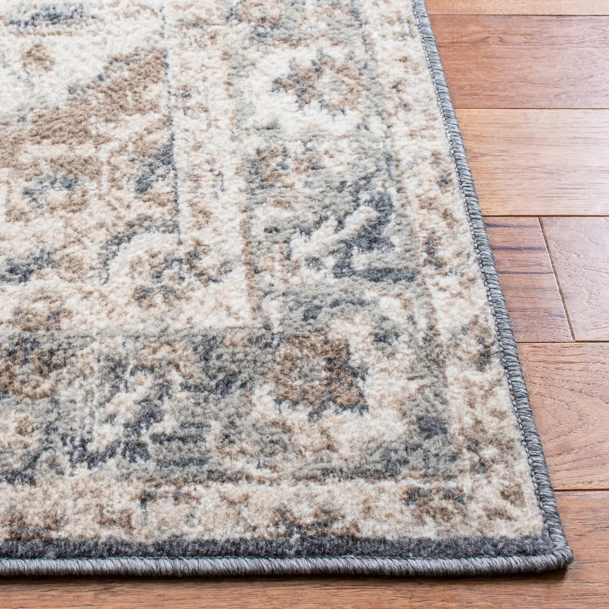 Safavieh Pyramid 4'-5" x 6'-5" Rug in Ivory / Beige