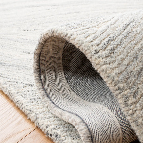 Safavieh Metro 4'-0" x 6'-0" Rug in Ivory / Silver