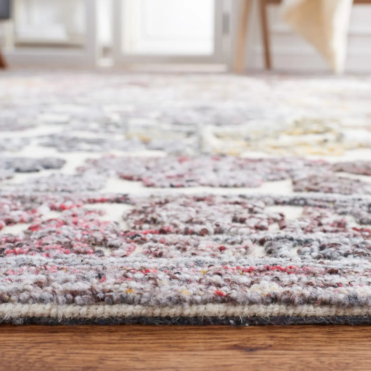 Safavieh Trace 4'-0" x 6'-0" Rug in Red / Ivory