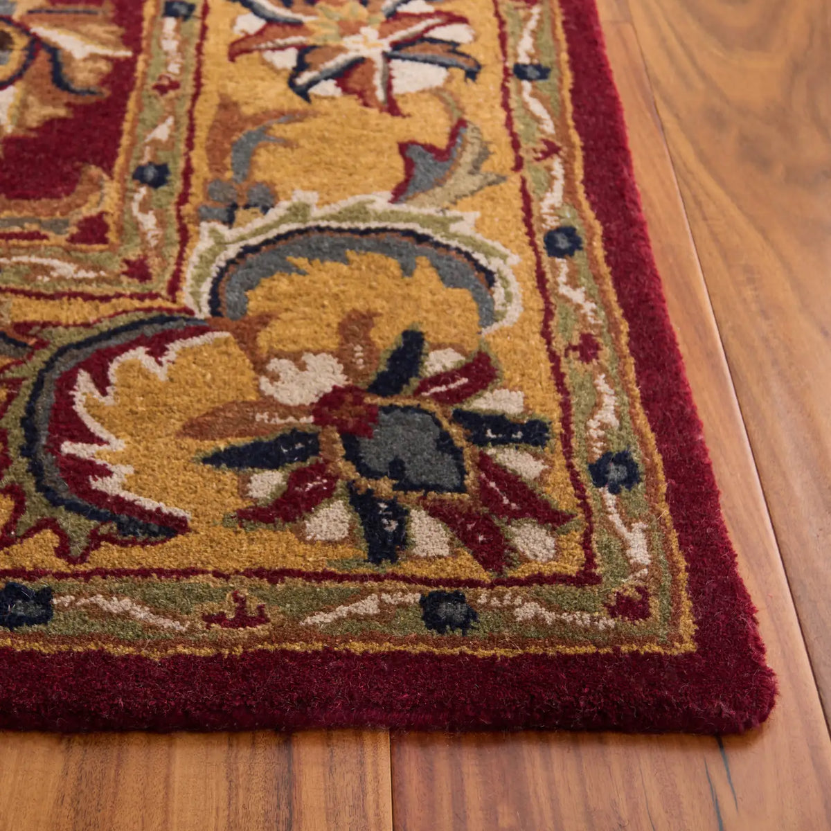 Safavieh Classic 4'-0" x 6'-0" Rug in Red / Gold