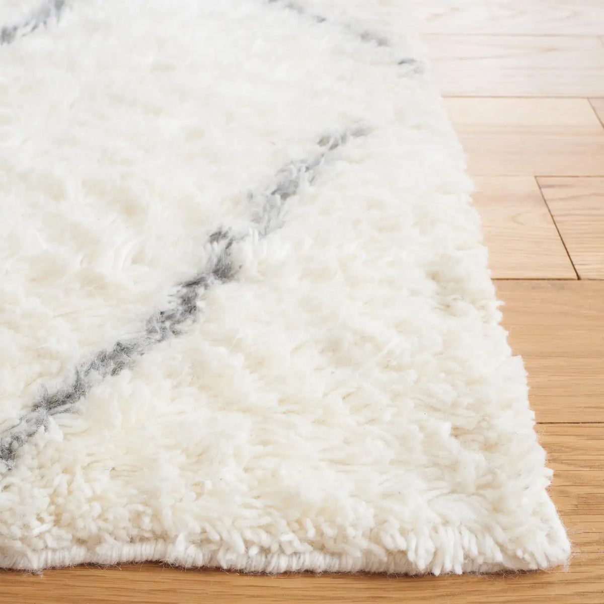 Safavieh Kenya 4'-0" x 6'-0" Rug in Ivory / Grey