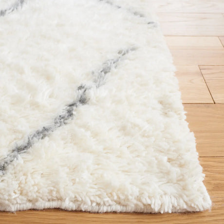 Safavieh Kenya 4'-0" x 6'-0" Rug in Ivory / Grey