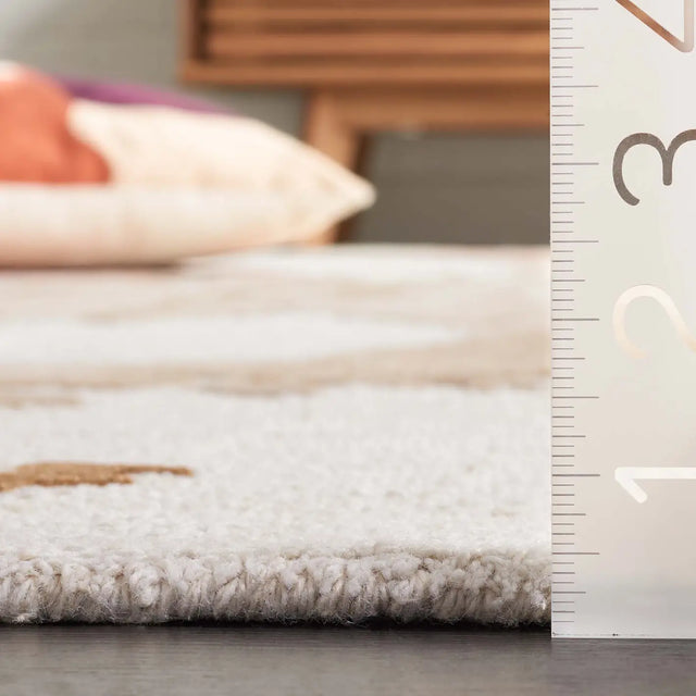 Safavieh Fifth Avenue 4'-0" x 6'-0" Rug in Beige / Rust