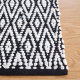 Safavieh Montauk 4'-0" x 6'-0" Rug in Ivory / Black