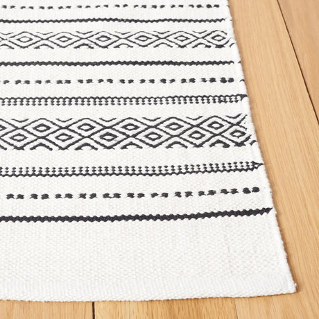 Safavieh Kilim 4'-0" x 6'-0" Rug in Ivory / Black
