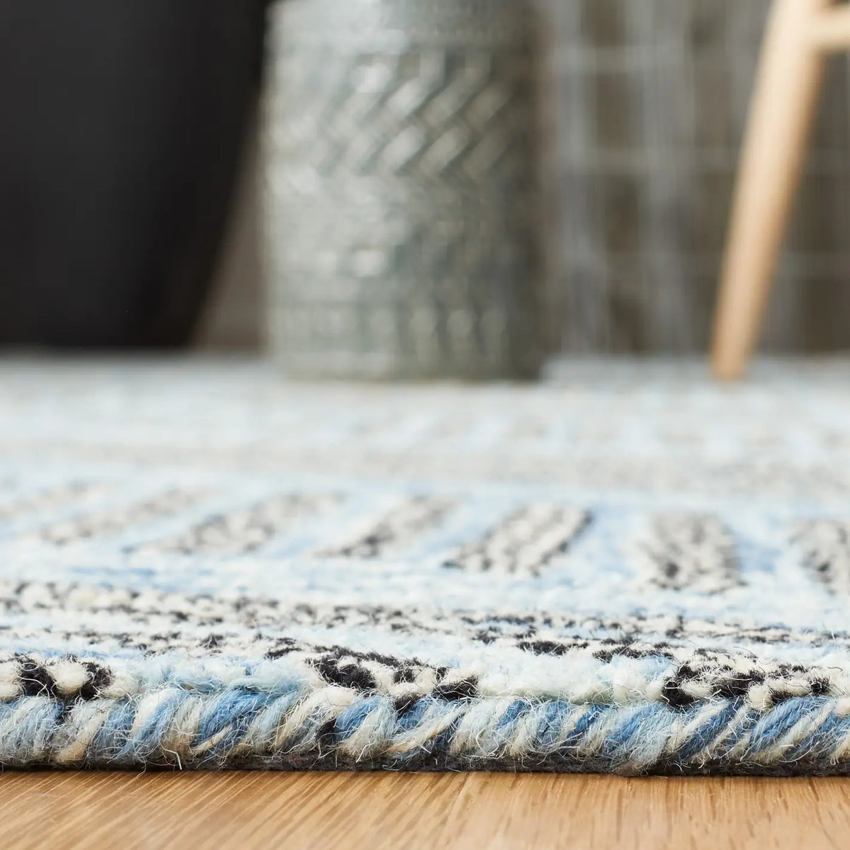 Safavieh Metro 4'-0" x 6'-0" Rug in Blue / Black
