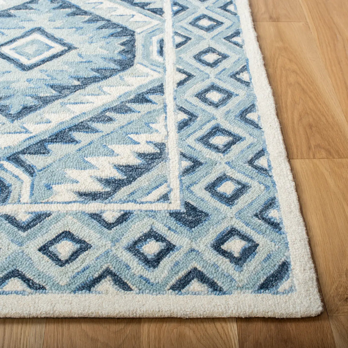 Safavieh Metro 4'-0" x 6'-0" Rug in Blue / Ivory