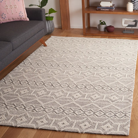 Safavieh Marbella 4'-0" x 6'-0" Rug in Grey / Ivory