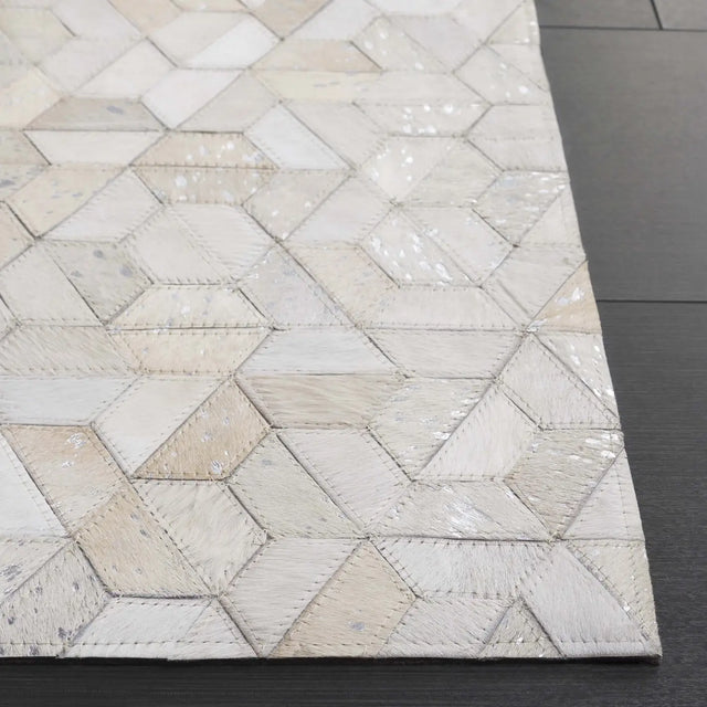 Safavieh Studio Leather 4'-0" x 6'-0" Rug in Ivory / Silver