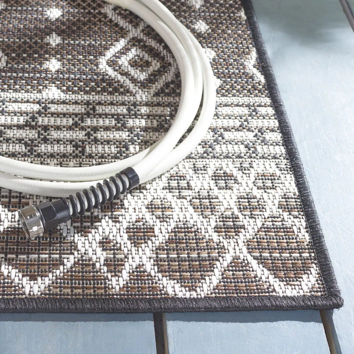 Safavieh Havana 4'-5" x 6'-5" Rug in Brown / Ivory