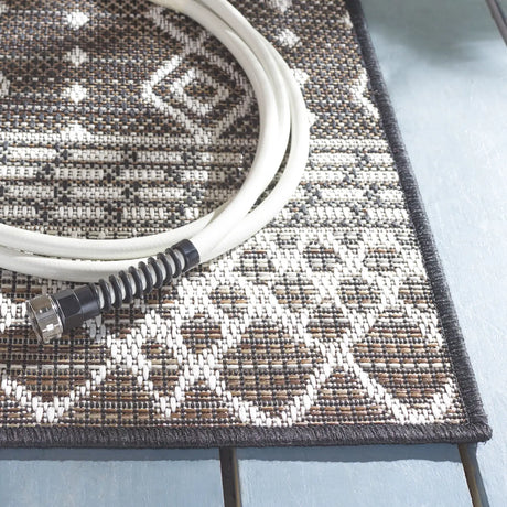 Safavieh Havana 4'-5" x 6'-5" Rug in Brown / Ivory