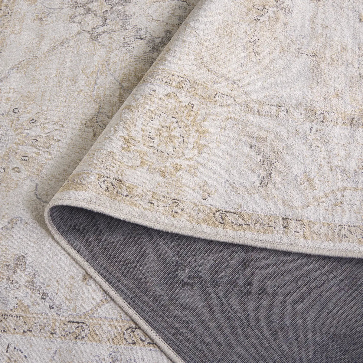 Safavieh Atlas 5'-3" x 7'-7" Rug in Ivory / Beige