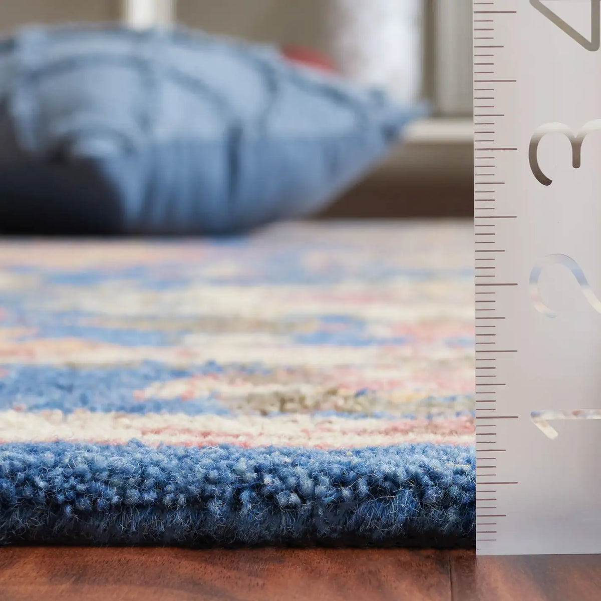 Safavieh Antiquity 4'-0" x 6'-0" Rug in Navy / Beige